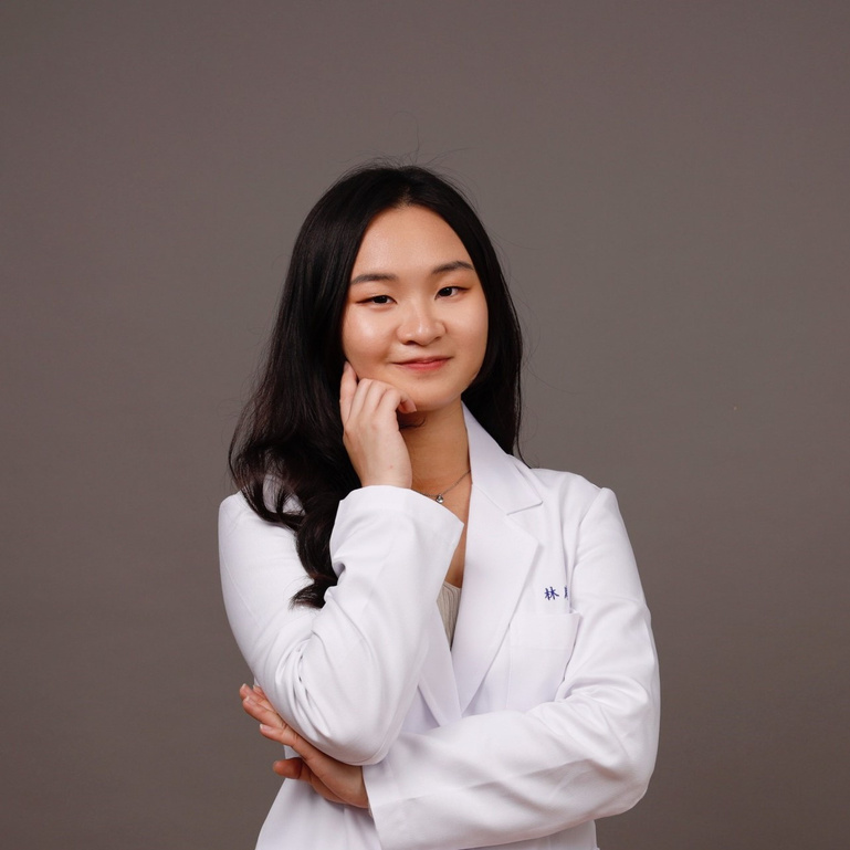 林庭安 Vera 小安營養師穿著白袍的專業肖像